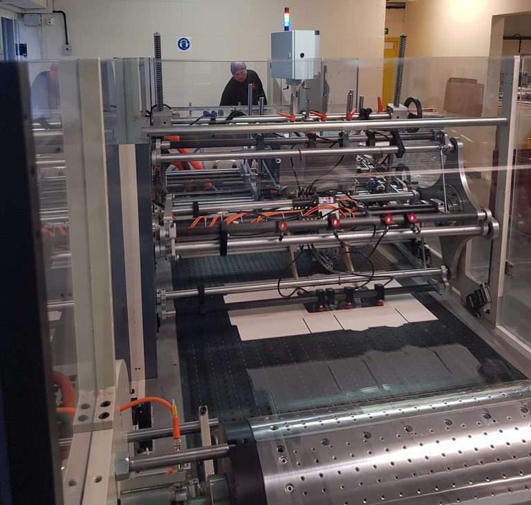 <i><small>Frip Finishing’s pick and place and window patching machine</small></i> Martin Dalziel (BPIF Training), Matthew Crawford, Anthony Pallett, Jordan Rhodes, John Foxon (Apprentices 2016), Leslie Gibson (MD), Steve Power (BPIF Training)